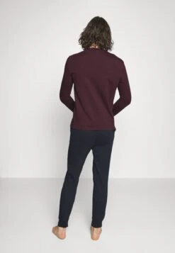 Pier One Pyjama -Dark Blue/Bordeaux 8 Pier One Pyjama -Dark Blue/Bordeaux -Herenkleding Winkel 34a871e63fd34211ac4e777f2698adc7