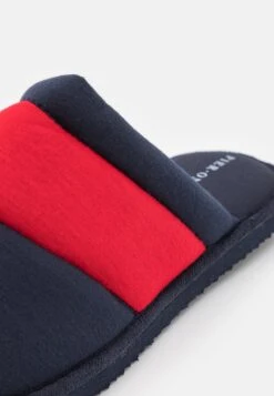 Pier One Unisex - Pantoffels - Dark Blue/Red 11 Pier One Unisex - Pantoffels - Dark Blue/Red -Herenkleding Winkel 3873ff5ffc164a00938853720f513c10