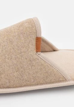 Pier One Pantoffels - Beige 11 Pier One Pantoffels - Beige -Herenkleding Winkel 4bb8e183218649be8d160cd154643fa0