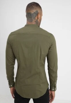Pier One Muscle Fit Stand- Overhemd - Oliv -Herenkleding Winkel 6203a98ce2074a57aa2427fe331f99cb