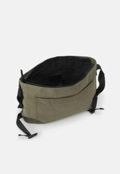 Pier One Schoudertas - Olive 6 Pier One Schoudertas - Olive -Herenkleding Winkel 6b5d13b45faa494386afbc4720d86dad