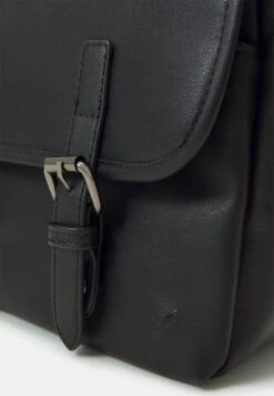 Pier One Unisex - Schoudertas -Black 7 Pier One Unisex - Schoudertas -Black -Herenkleding Winkel adbd5d8fbbd24c28a61f94af8a00c514