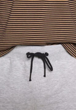 Pier One 2 Pack - Shorts -Light Grey /Black 8 Pier One 2 Pack - Shorts -Light Grey /Black -Herenkleding Winkel c4d577d8c6314b53bc4b281d9e735af0