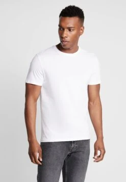 Pier One 3 Pack - T-Shirt Basic - White 7 Pier One 3 Pack - T-Shirt Basic - White -Herenkleding Winkel e50b2210dfa14aeebbb37ff387ca1259